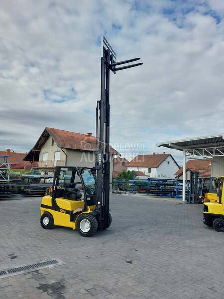 Yale GLP 30 VX triplex