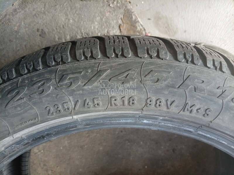 Pirelli 235/45 R18 Zimska