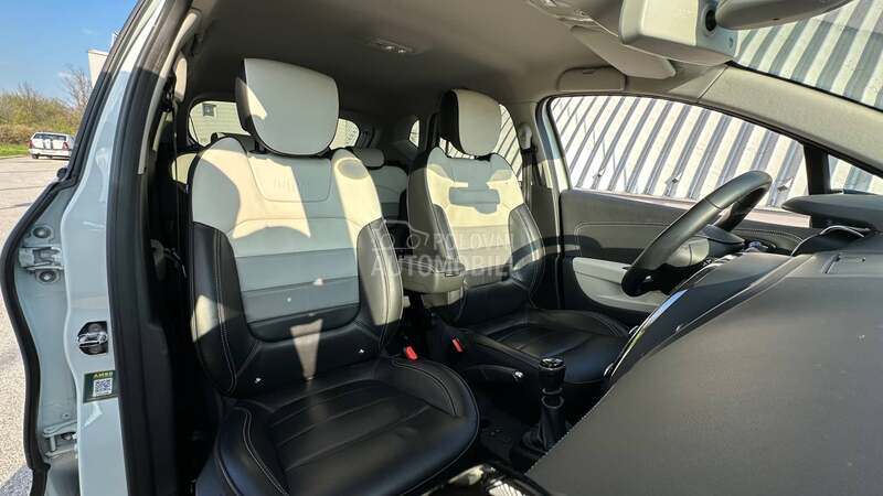 Renault Captur INITIALe Paris