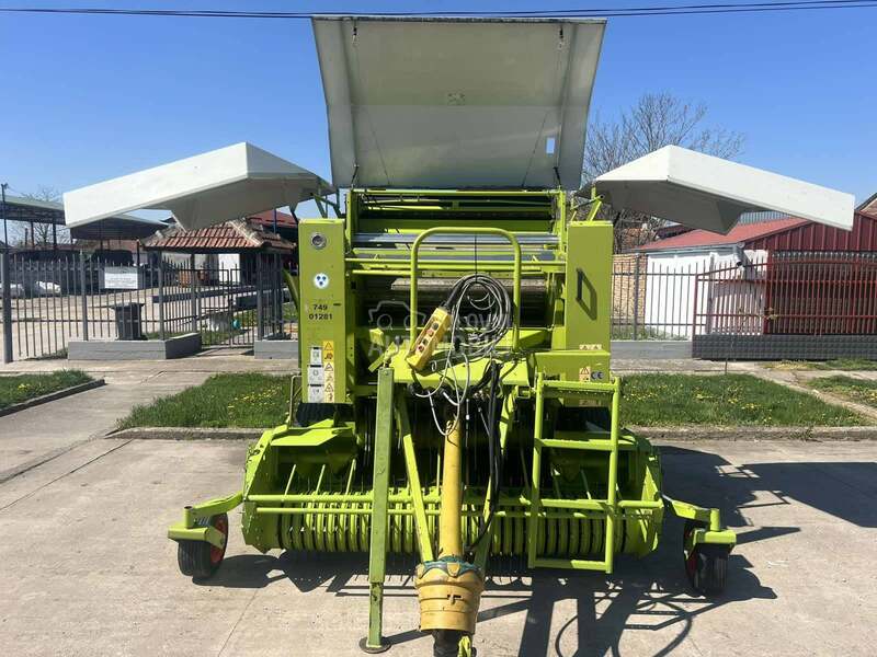 Claas Rollant 240