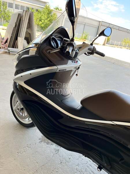 Piaggio x 10 executive