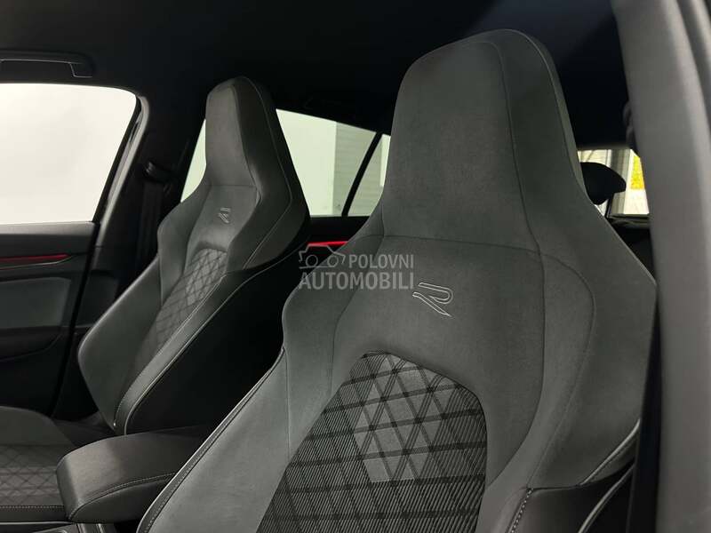 Volkswagen Golf 8 1.5 eTSI R-LINE AUT