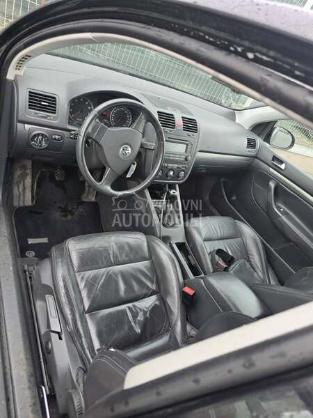 Volkswagen Golf 5 sa tablama
