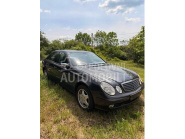 Mercedes Benz E Klasa 2005. god. -  kompletan auto u delovima