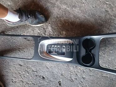 Plastika oko menjaca za Fiat Freemont