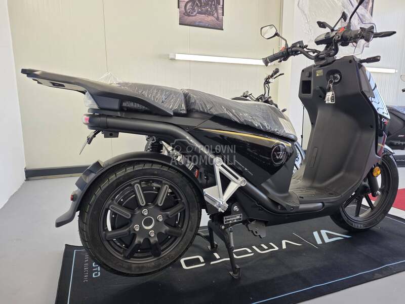 Super SOCO VMOTO CPX dve batterije