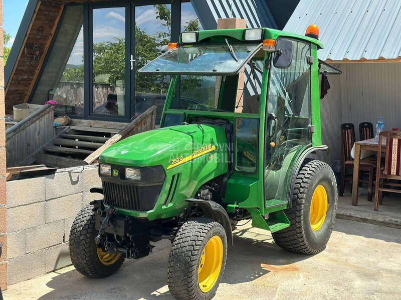 John Deere 2520