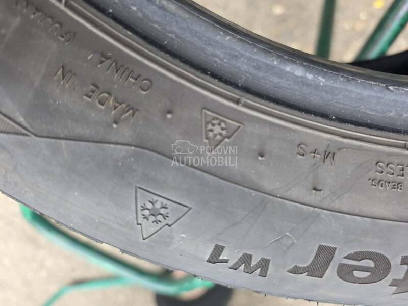 Galaxy 215/55 R17 Zimska