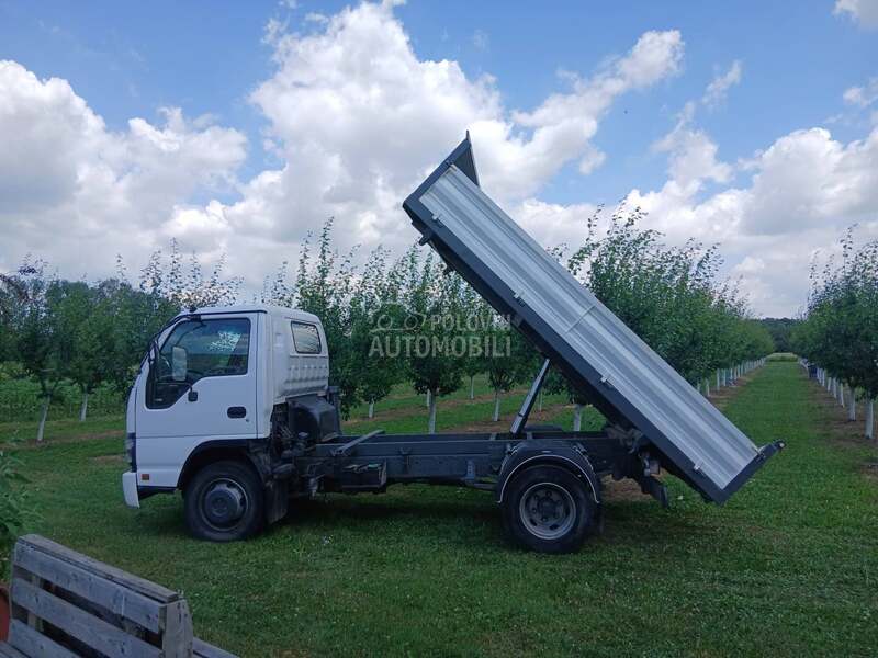 Isuzu Q75