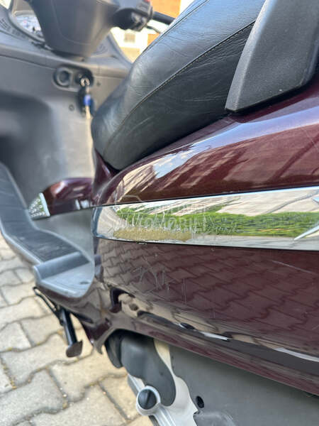 Piaggio x8 200