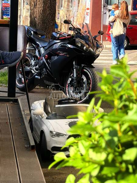 Yamaha YZF R1