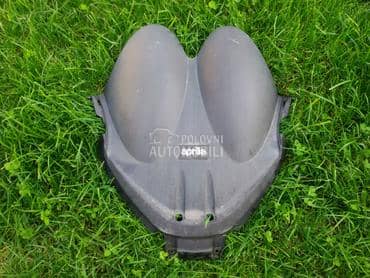 plastika ispred sata