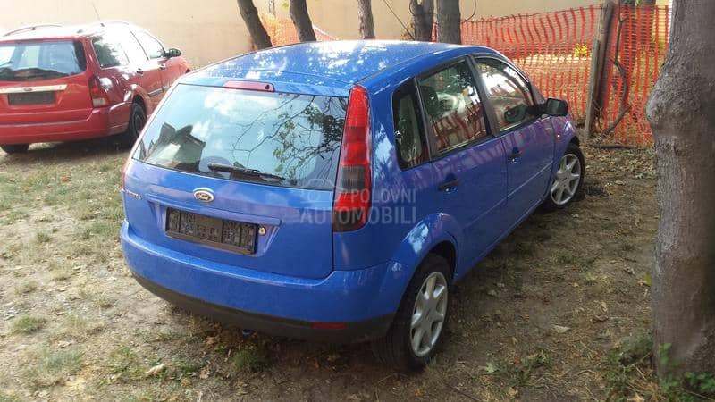 Ford Fiesta 2002. god. -  kompletan auto u delovima