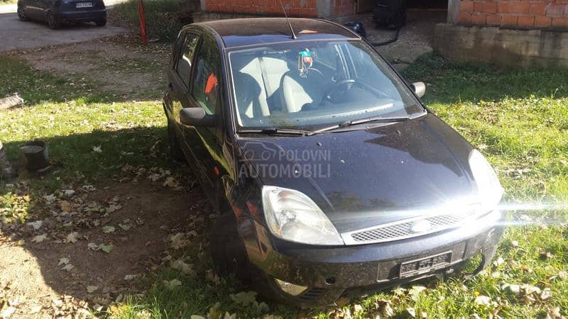 Ford Fiesta 2002. god. -  kompletan auto u delovima
