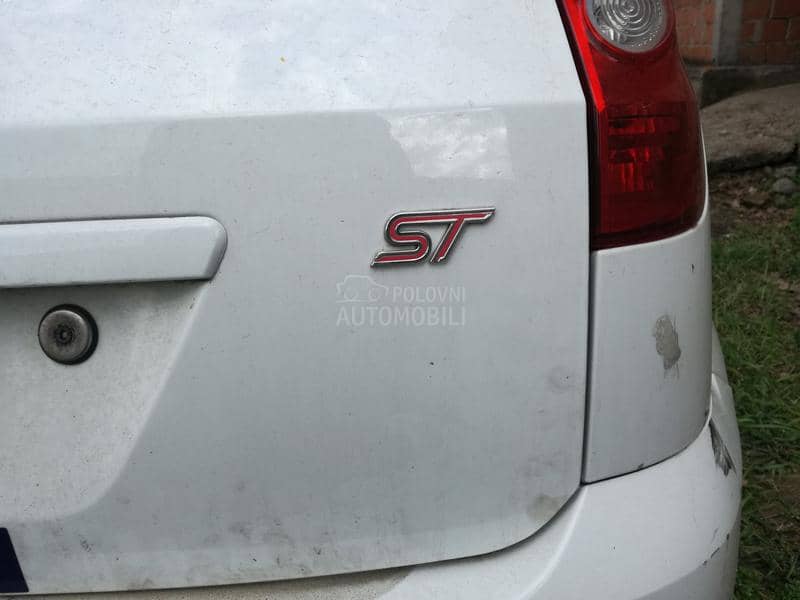 Ford Fiesta 2002. god. -  kompletan auto u delovima