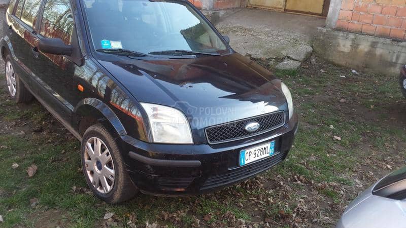Ford Fiesta 2002. god. -  kompletan auto u delovima