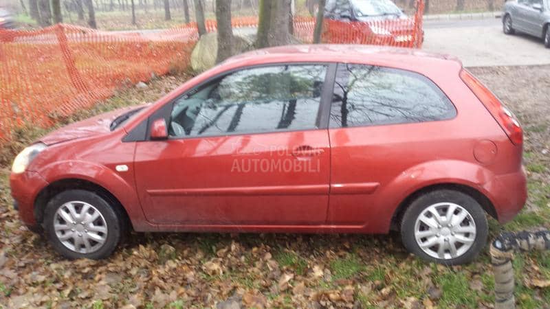 Ford Fiesta 2002. god. -  kompletan auto u delovima
