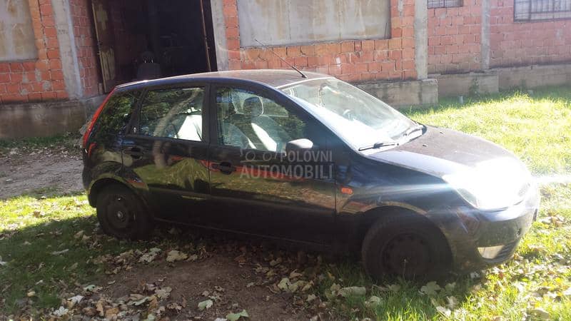 Ford Fiesta 2002. god. -  kompletan auto u delovima
