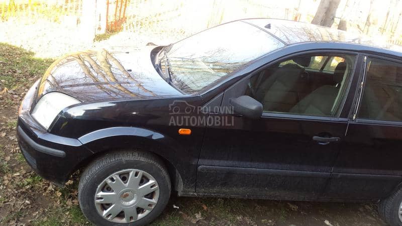 Ford Fiesta 2002. god. -  kompletan auto u delovima