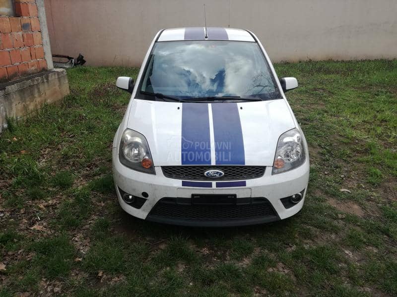 Ford Fiesta 2002. god. -  kompletan auto u delovima