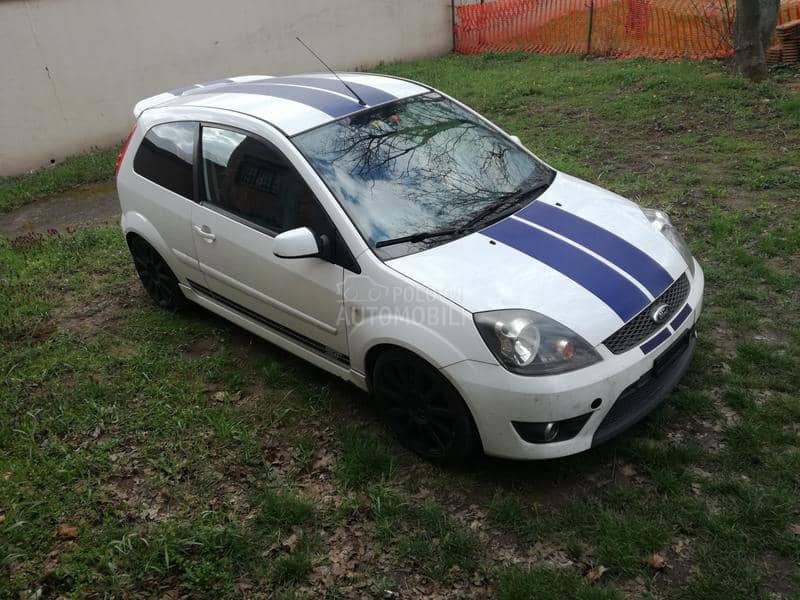 Ford Fiesta 2002. god. -  kompletan auto u delovima
