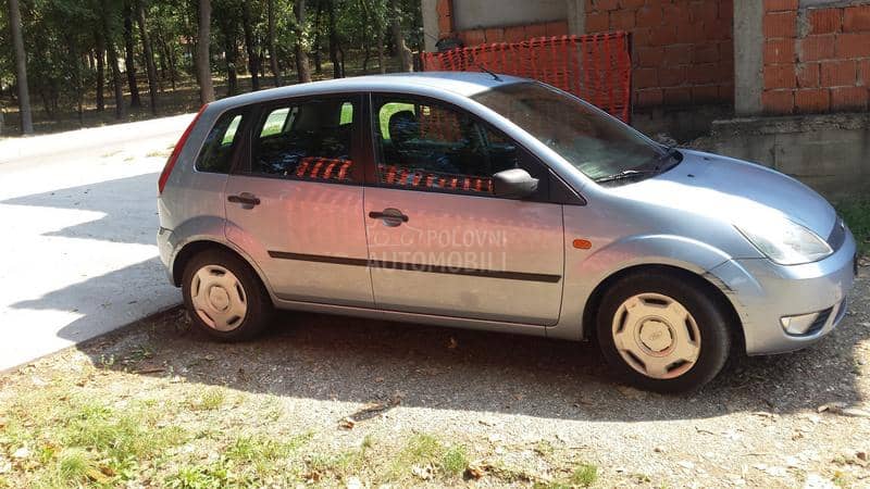 Ford Fiesta 2002. god. -  kompletan auto u delovima