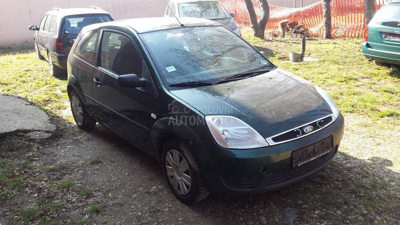 Ford Fiesta 2002. god. -  kompletan auto u delovima